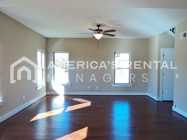 300 Oakwell Cir in Calera, AL - Building Photo - Building Photo