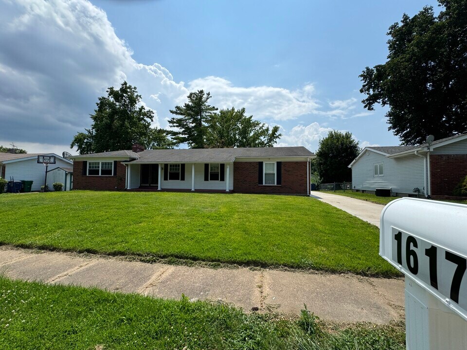 1617 Somerset Shire Dr in Florissant, MO - Foto de edificio