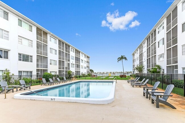 4500 N Flagler Dr, Unit D20 in West Palm Beach, FL - Foto de edificio - Building Photo