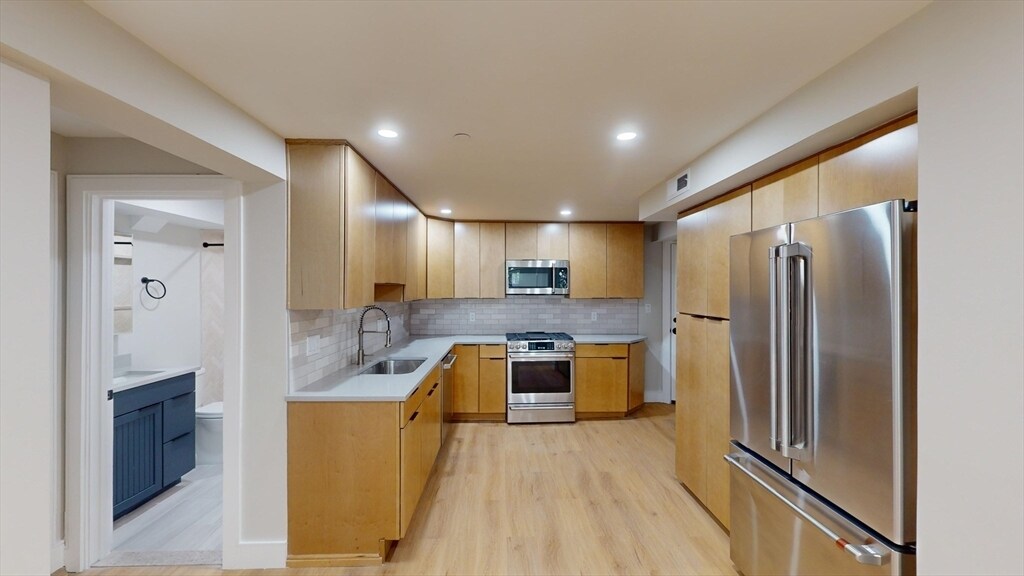 145 Sutherland Rd in Boston, MA - Building Photo