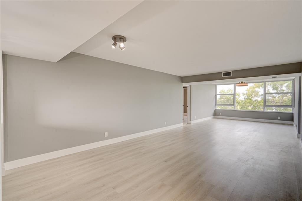 4091 Cypress Reach Ct, Unit 505 in Pompano Beach, FL - Foto de edificio