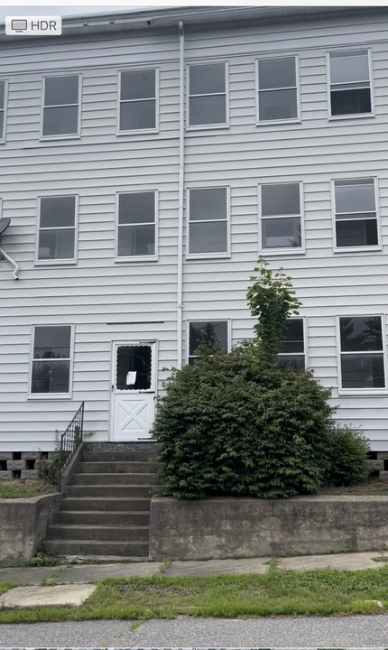 14 Florence St in Leominster, MA - Building Photo