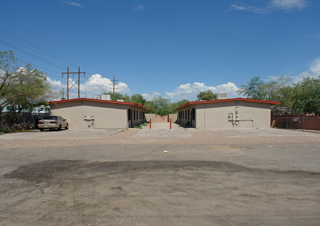 4-plex & Excess Land in Tucson, AZ - Foto de edificio