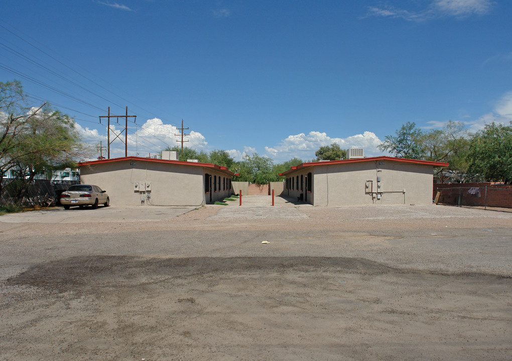 4-plex & Excess Land in Tucson, AZ - Building Photo