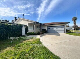 5200 Fernwood Way in Sacramento, CA - Building Photo