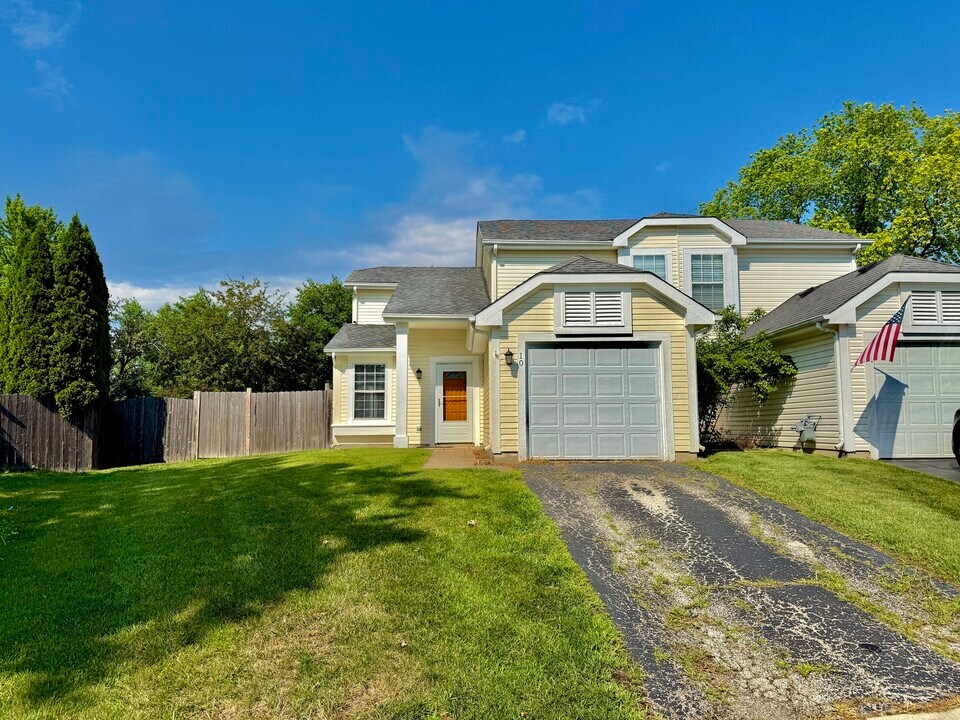 10 Rugby Ct in Glendale Heights, IL - Building Photo