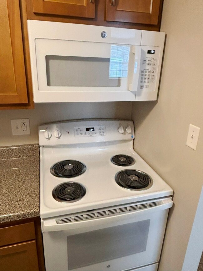 225 Hillview Ln, Unit 203 in Youngwood, PA - Building Photo - Building Photo