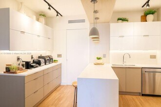 711 Crandon Blvd in Key Biscayne, FL - Building Photo - Building Photo