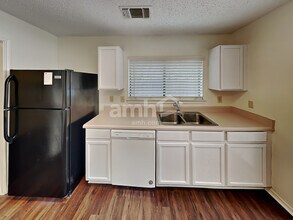 8931 Kenton Briar in San Antonio, TX - Foto de edificio - Building Photo