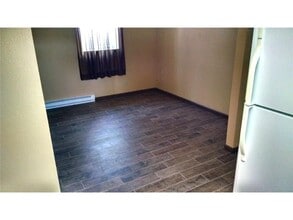 605 Pleasant Ave in Marshall, MN - Building Photo - Building Photo