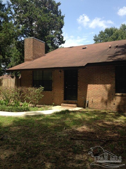 9345 Chisholm Rd in Pensacola, FL - Foto de edificio