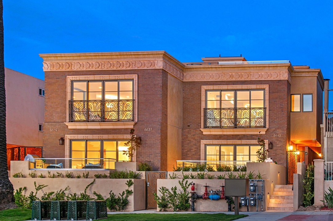 La Jolla Townhomes in La Jolla, CA - Building Photo