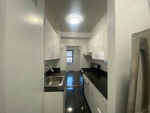 162 E 63rd St in New York, NY - Building Photo - Building Photo