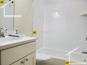16 Harris St, Unit 1 in Brookline, MA - Foto de edificio - Building Photo