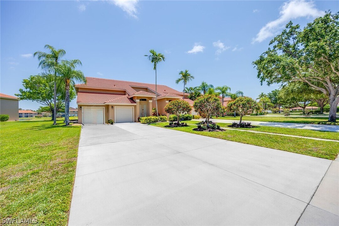 6710 Huntington Lakes Cir in Naples, FL - Building Photo