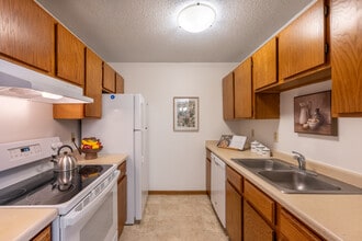 Surrey Gardens Apartments in Eagan, MN - Foto de edificio - Interior Photo