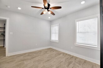 1604 Avenue L in Galveston, TX - Foto de edificio - Building Photo