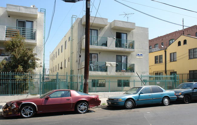 2763 San Marino St in Los Angeles, CA - Foto de edificio - Building Photo