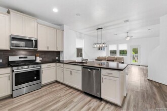 8808 Straight Oaks in San Antonio, TX - Building Photo - Building Photo