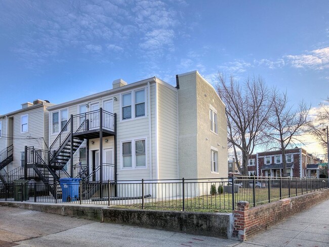 1100 Holbrook Ter NE, Unit 1 in Washington, DC - Foto de edificio - Building Photo