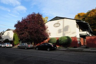 Chalet Apartments in Seattle, WA - Building Photo - Building Photo