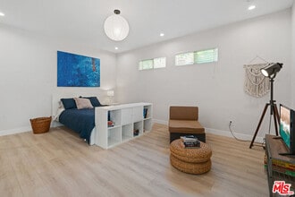 5634 Ventura Canyon Ave in Los Angeles, CA - Building Photo - Building Photo