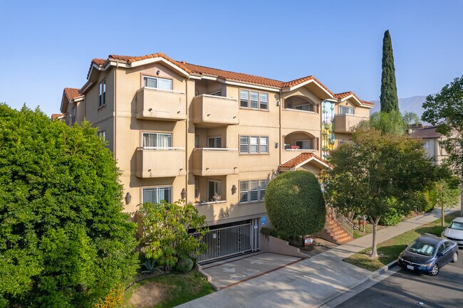 Residential Condominium in Burbank, CA - Foto de edificio - Building Photo
