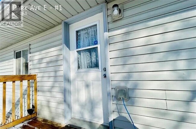 2 Park Ave in Brantford, ON - Building Photo - Building Photo