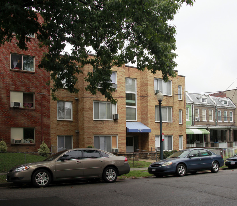 737 Longfellow St NW in Washington, DC - Foto de edificio