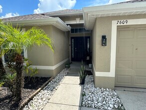 7609 Wood Violet Dr in Gibsonton, FL - Building Photo - Building Photo