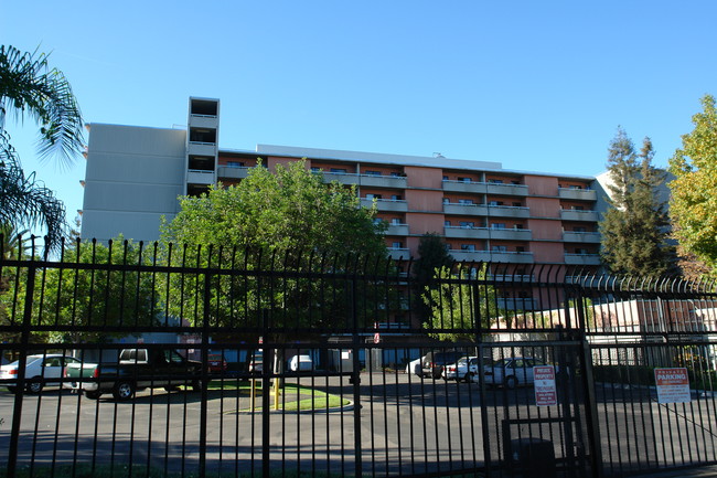 Miramar Towers in Los Angeles, CA - Building Photo - Building Photo