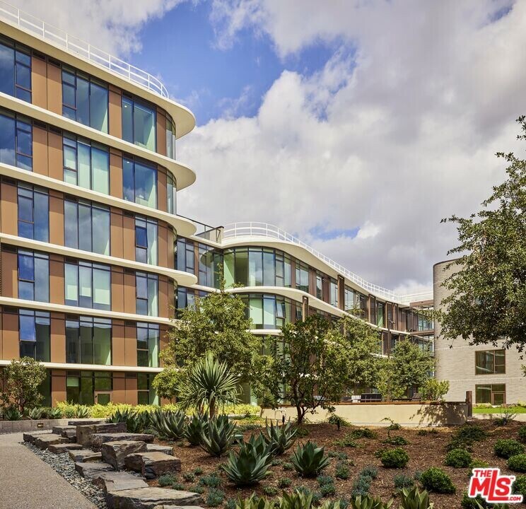 700 Broadway in Santa Monica, CA - Building Photo