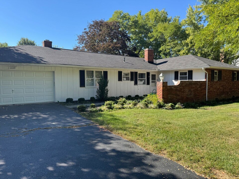 2091 Lane Rd in Columbus, OH - Foto de edificio