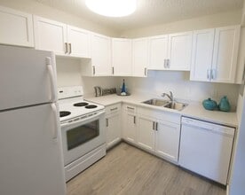 Evergreen Towers in Winnipeg, MB - Building Photo - Building Photo