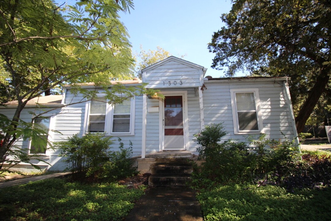 1303 S 5th St in Austin, TX - Building Photo