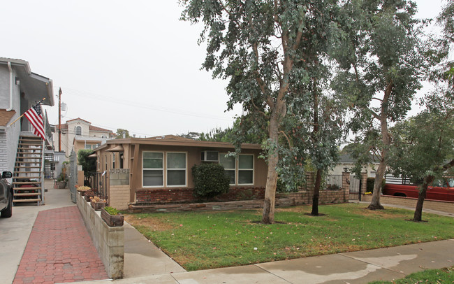 710 E Orange Grove Ave in Burbank, CA - Building Photo - Building Photo