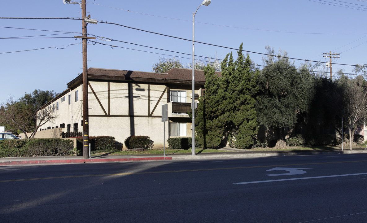 6135 Reseda Blvd in Tarzana, CA - Building Photo