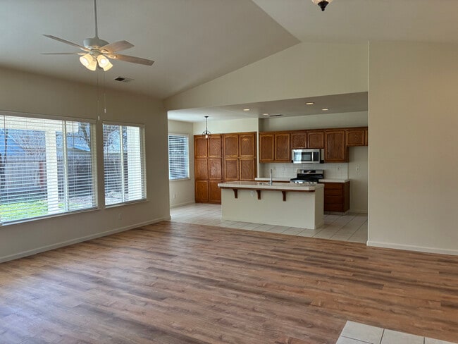 2555 E Houston Ave in Fresno, CA - Building Photo - Building Photo