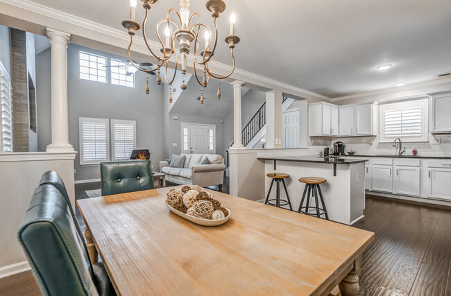 property at 1033 W Montebello Cir