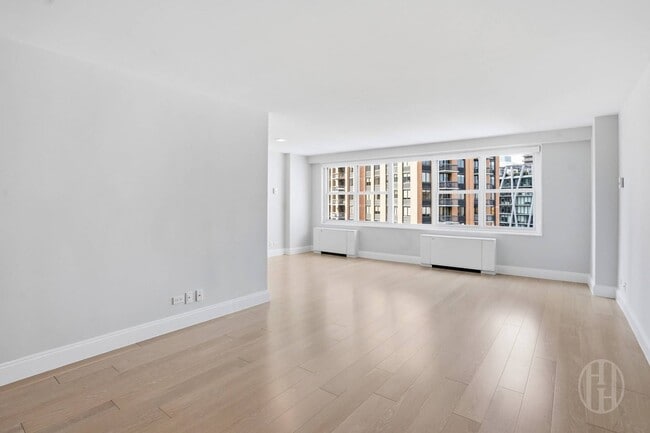 155 W 68th St in New York, NY - Building Photo - Building Photo