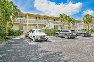 4633 Bayshore Dr in Naples, FL - Building Photo