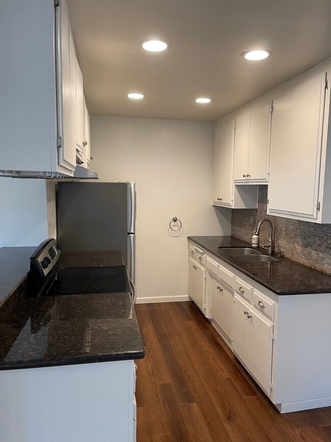 3045 E Theresa St, Unit #6 in Long Beach, CA - Building Photo - Building Photo