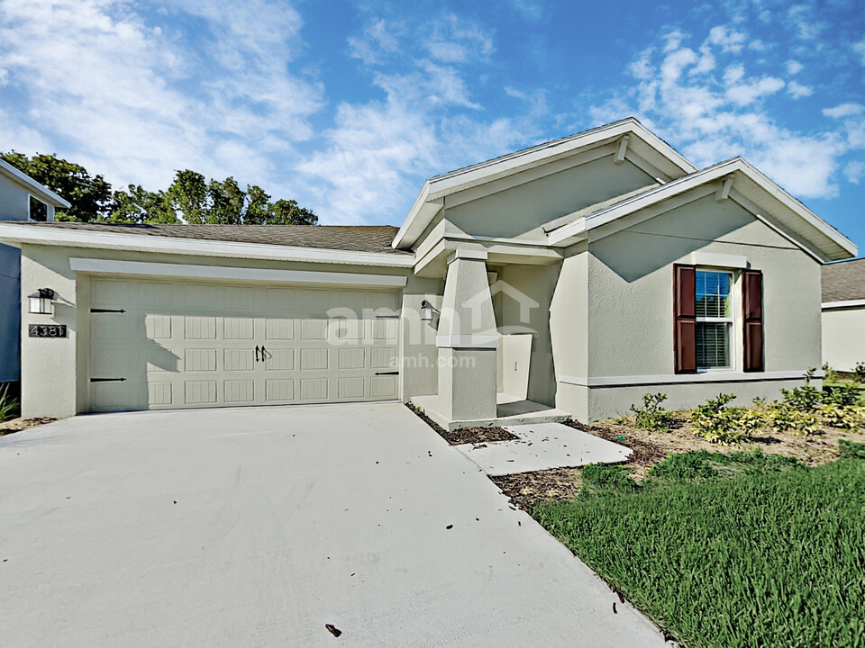 4381 Seven Canyons Dr in Kissimmee, FL - Foto de edificio