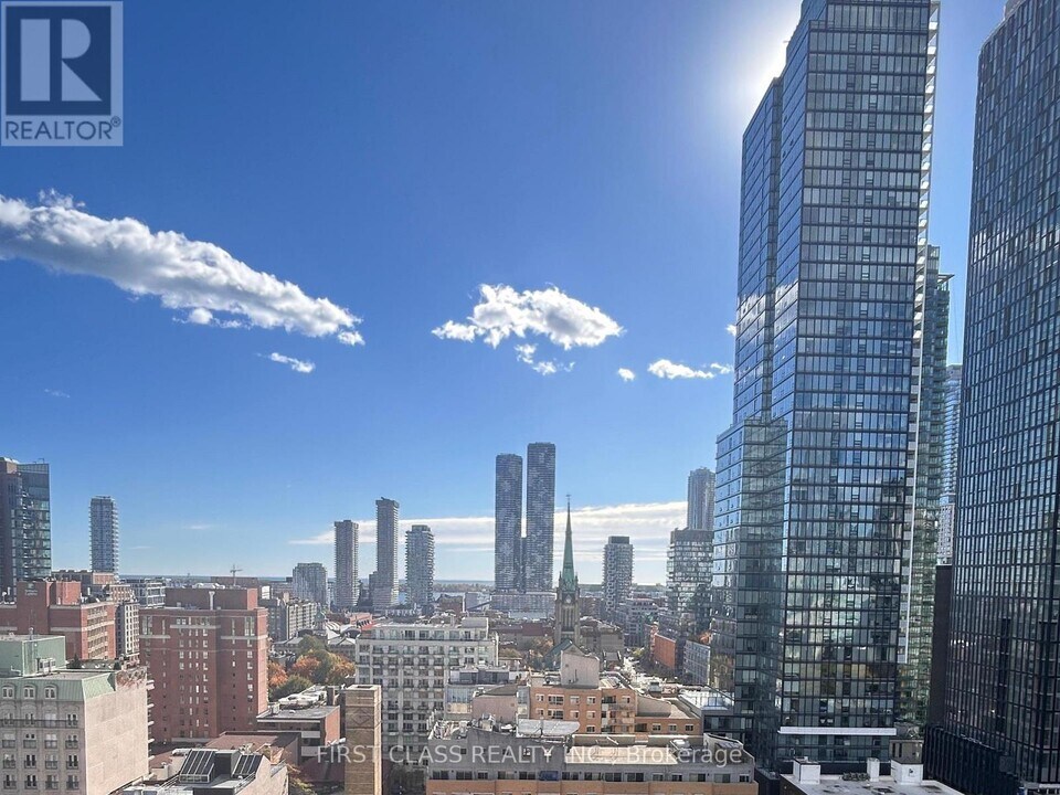 88 Queen St E in Toronto, ON - Building Photo