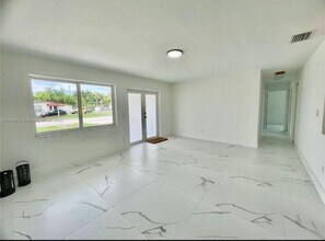 11520 SW 57th St in Miami, FL - Foto de edificio - Building Photo