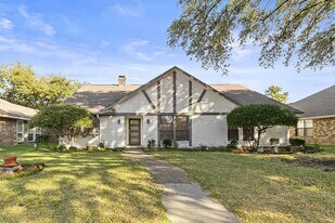 Elegant Prestonwood home with fenced yard in Dallas, TX - Building Photo
