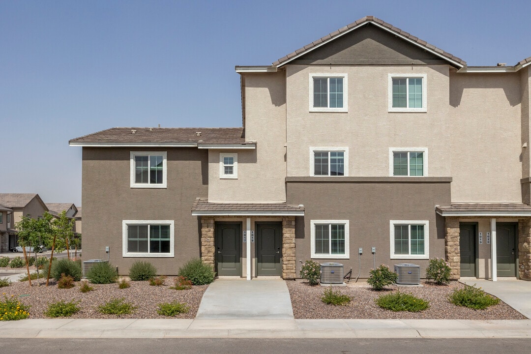 Hayden Farms Townhomes in Surprise, AZ - Building Photo
