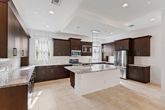 7108 Edison Pl in Palm Beach Gardens, FL - Building Photo - Building Photo