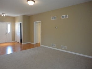 744 Ridge View Dr in Hartford, WI - Building Photo - Building Photo