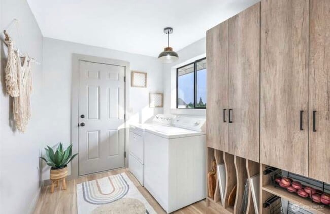 2411 Cedar Rd in Lake Stevens, WA - Foto de edificio - Building Photo